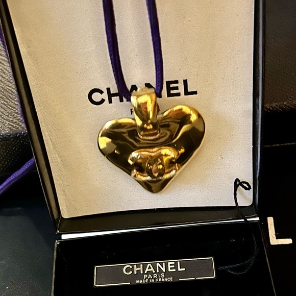 Vintage CHANEL clip on earrings in original box. - Picture 3 of 6